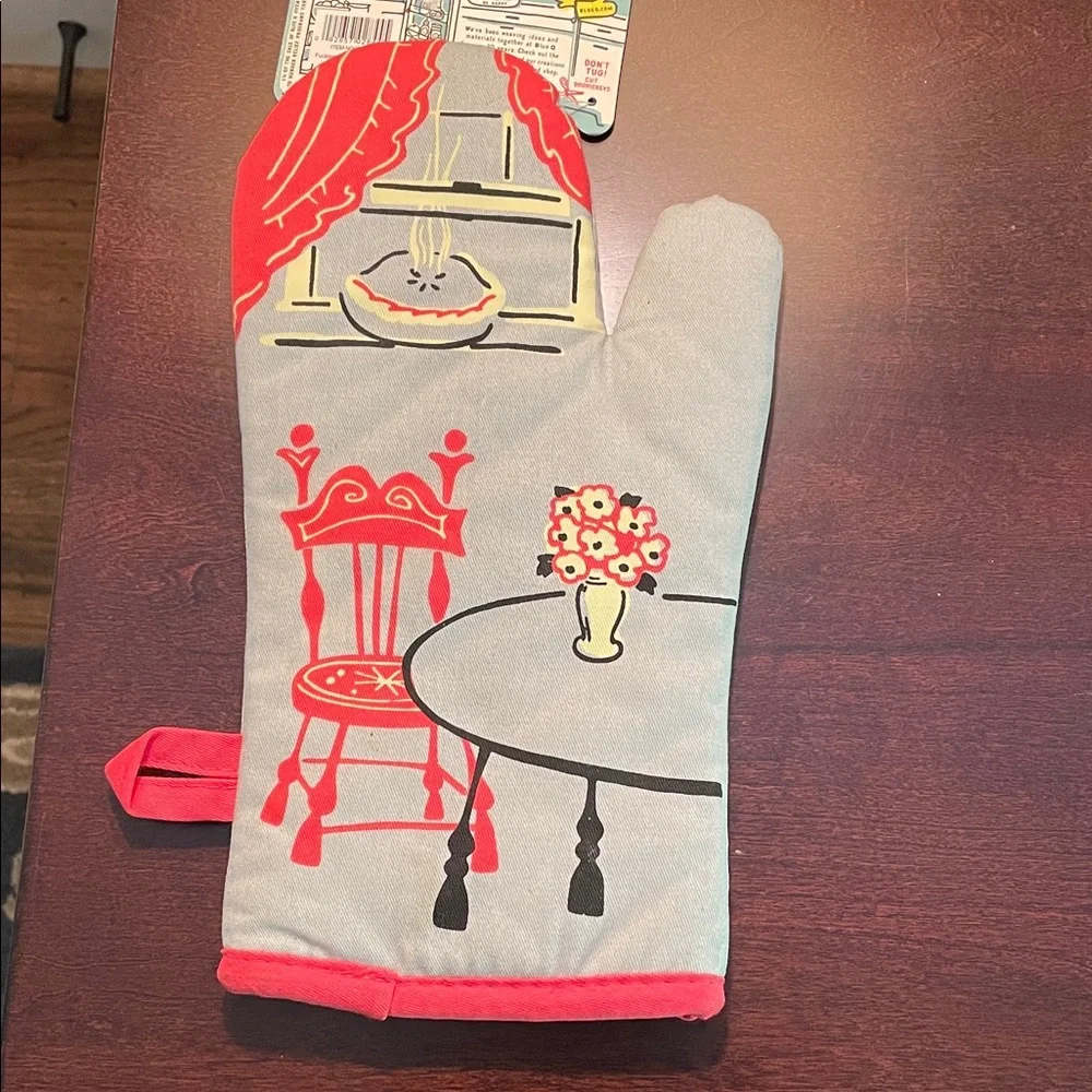 Gray and Red Oven Mitt with Retro Design - Picture 4 of 4